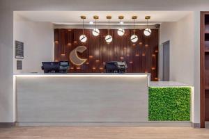 Лобби или стойка регистрации в Comfort Inn & Suites Orlando Sanford Airport +3 фотографии