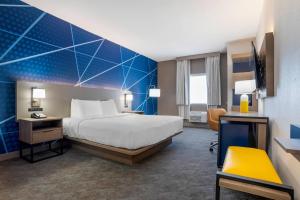 Postel nebo postele na pokoji v ubytování Comfort Inn & Suites Orlando Sanford Airport + 2 fotografie