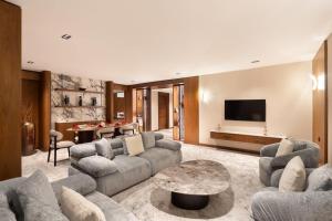 een woonkamer met een bank en een tafel bij Ramada Plaza by Wyndham Mosul Corniche in Al Mawşil