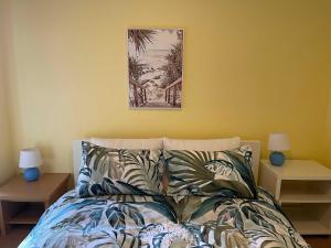 - une chambre avec un lit et 2 tables avec des lampes dans l'établissement The Coastal Haven, à Manyana