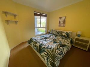 une petite chambre avec un lit et une fenêtre dans l'établissement The Coastal Haven, à Manyana 47 autres photos