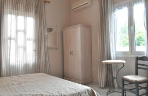 ペフキにあるThe Gardenのベッドルーム1室(ベッド1台、椅子、窓付)