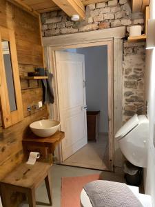 MundelfingenAm Rathaus 1的一间带水槽、卫生间和门的浴室 更多18张照片