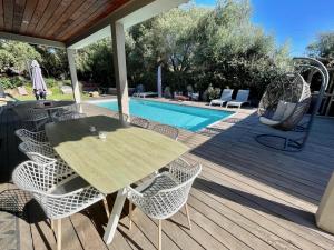 Bazén v ubytování meli melo nebo v jeho okolí