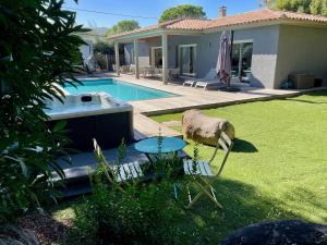 Bazén v ubytování meli melo nebo v jeho okolí