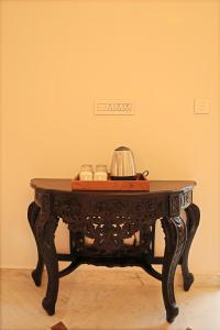 a table with a tea kettle on top of it at Govind Garh Nathdwara in Namano