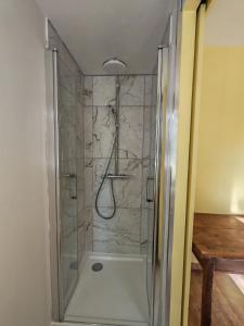 Un baño con ducha con puerta de cristal en Le grand gîte du Causse, en Cuq-Toulza 35 fotos más