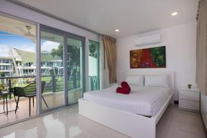 En eller flere senge i et værelse på Modern 2BR Condo at Karon Butterfly Phuket + 17 billeder
