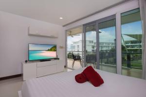 Et tv og/eller underholdning på Modern 2BR Condo at Karon Butterfly Phuket