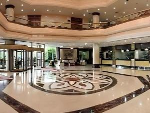 a large lobby with a large rug on the floor at Chengde Yunshan Hotel in Chengde