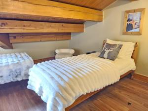 En eller flere senge i et værelse på Lesetoilesdelaplagne Chalet 16