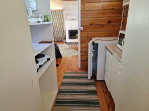 Η κουζίνα ή μικρή κουζίνα στο Koivikko +32 φωτογραφίες