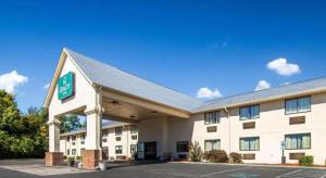 ein Hotel mit einem Schild an der Vorderseite in der Unterkunft Quality Inn Danville in Danville