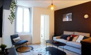 un salon avec un canapé et une table dans l'établissement SPLENDIDE Appartement pour 4 in front GARE LILLE FLANDRES, à Lille