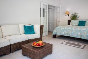 uma sala de estar com um sofá e uma taça de fruta em Karana Studio 2 - K2 em Long Bay Hills mais 62 fotografias