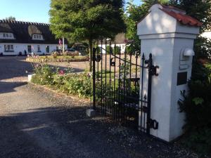 ein Tor zu einem Garten mit einem Zaun in der Unterkunft Rane Ladegaard in Ebeltoft