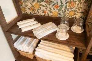 a towel rack with towels and glasses and towels at 栗林公園の畔 in Takamatsu +51 photos