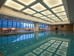 uma grande piscina num hotel com tecto em Xi'an Airport Hotel em XIY