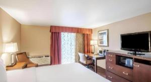 ein Hotelzimmer mit Bett, Schreibtisch und Fernseher in der Unterkunft White Peak Hotel – Frisco By IHG in Summit Medical Center Heliport