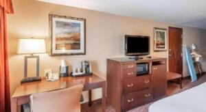 ein Hotelzimmer mit einem Schreibtisch mit einem Fernseher und einem Schreibtisch sidx sidx sidx sidx in der Unterkunft White Peak Hotel – Frisco By IHG in Summit Medical Center Heliport