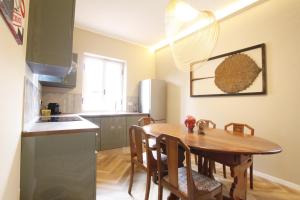 Kuchyň nebo kuchyňský kout v ubytování Lakeside Escape - 3 bed - 2 bath - AC speed WIFI