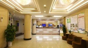 a lobby of a hospital with a waiting room at GreenTree Inn Jinan Quancheng Hotel in Jinan