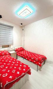 Postel nebo postele na pokoji v ubytování metro Beruniy Apartment for 5 persons 5 beds, kitchen, Bathroom, toilet, Wifi, TV, washing machine