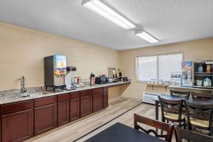 Nhà bếp/bếp nhỏ tại Super 8 by Wyndham Jefferson