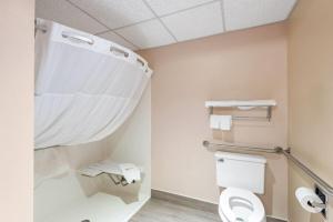 Phòng tắm tại Super 8 by Wyndham Jefferson +38 ảnh