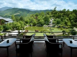 un patio avec tables et chaises et vue sur un parc dans l'établissement Shiratamano Yu Kahou, à Shibata