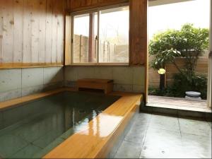 uma piscina num quarto com janela em Pension Twilight em Nasu-yumoto