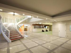eine Lobby mit einer Treppe in einem Gebäude in der Unterkunft Hotel Ligare Kasugano in Nara