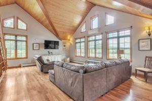 Una sala de estar con dos sofás y un televisor. en Mountain Retreat with River Views Near Sunday River and Year-Round Adventure, en South Rumford