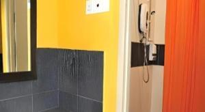baño con ducha y teléfono en la pared en Rumah Tumpangan Abby, en Chemor 50 fotos más