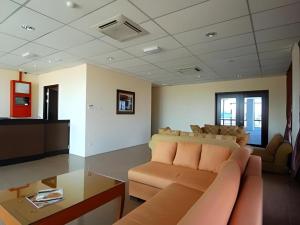 un salon avec un canapé et une table dans l'établissement Aristo Hotel @ Putatan, à Pekan Putatan