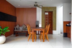 Una televisión o centro de entretenimiento en The Sakaye Villas & Spa by Kanaya Hospitality