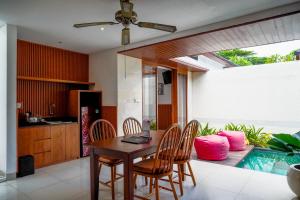 Una cocina o cocineta en The Sakaye Villas & Spa by Kanaya Hospitality