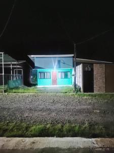 フォルトゥナにあるLa Fortuna Brisas del Recuerdoの夜の赤いドアの青い家