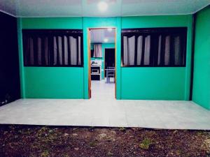 フォルトゥナにあるLa Fortuna Brisas del Recuerdoの緑のドアとキッチンのある空の部屋 +6枚の写真