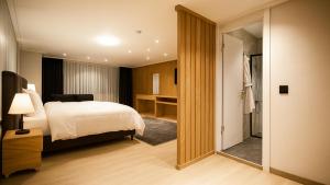 1 dormitorio con 1 cama y puerta que conduce a un baño en XLoft, en Estambul