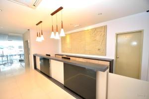 Η κουζίνα ή μικρή κουζίνα στο Hotel Puri 36