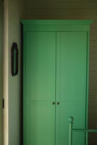 una puerta verde de una casa con en Chateau Vartsikhe, en Varts'ikhe