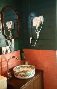 un baño con lavabo y espejo en Chateau Vartsikhe, en Varts'ikhe 198 fotos más