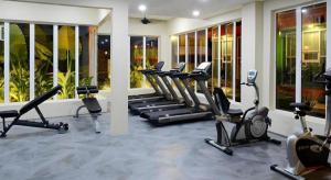 uma academia com várias esteiras e aparelhos elípticos em PPT Muar Hotel em Kampung Tanjung Agas mais 52 fotografias