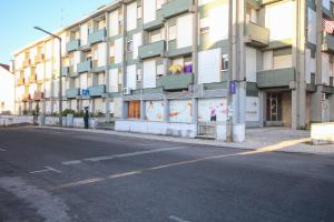 una calle vacía delante de un edificio en Celas Dream Studio, en Coímbra