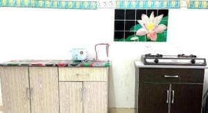 Η κουζίνα ή μικρή κουζίνα στο OYO Home 90492 Sena Homestay +52 φωτογραφίες