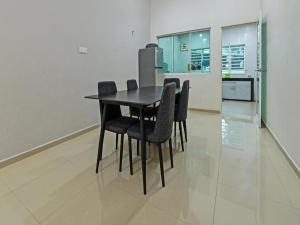 Kuchyň nebo kuchyňský kout v ubytování OYO Home 90584 Dz Homestay Bukit Setongkol