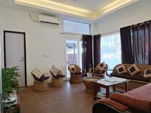 Φωτογραφία από το άλμπουμ του Meadowlark σε Pakariāmukh +29 φωτογραφίες