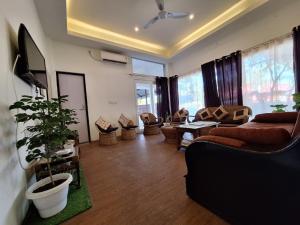 Una televisión o centro de entretenimiento en Meadowlark 29 fotos más