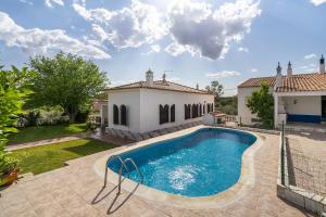 een zwembad in de achtertuin van een huis bij Villa Oasis - Pool & Garden in Santa Marta